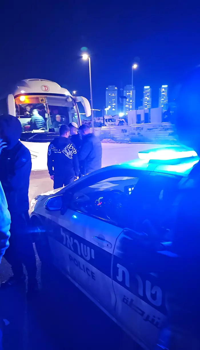 המשטרה מעכבת את אוטובוס אוהדי רמה"ש (פרטי)