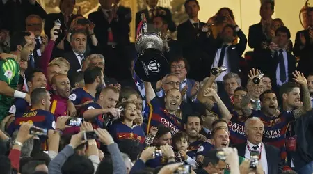 שחקני ברצלונה מניפים את גביע המלך אשתקד. ישחזרו את ההישג? (רויטרס)
