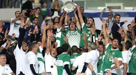 שחקני מכבי חיפה מניפים את גביע המדינה (רדאד ג'בארה)