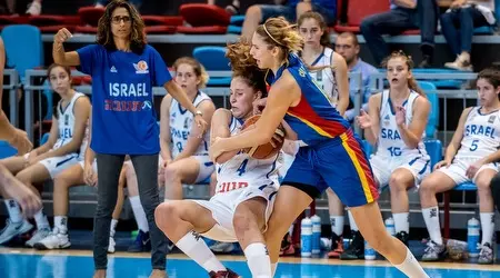 אופיר קסטן רז נלחמת על הכדור (FIBA)