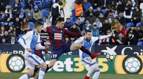 שארלס מנסה להגיע אל הכדור (La Liga)