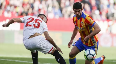 גבריאל מרקאדו מנסה לחלץ את הכדור (La Liga)