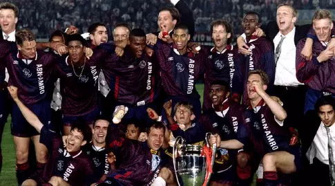 שחקני אייאקס עם גביע האלופות ב-1995 (רויטרס)