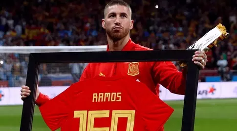 סרחיו ראמוס מציין את הופעתו ה-150 בנבחרת ספרד (רויטרס)
