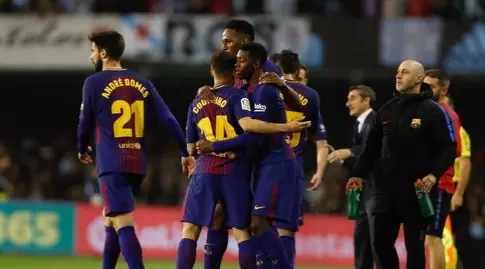 שחקני ברצלונה מחבקים את אוסמן דמבלה (La Liga)