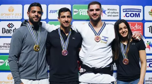 פלצ'יק (שני מימין) עם זוכי המדליות של ישראל באליפות אירופה 2018 (נעם מורנו)
