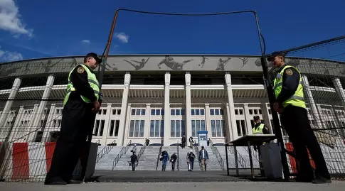 שוטרים בכניסה לאצטדיון לוז'ניקי במוסקבה (רויטרס)