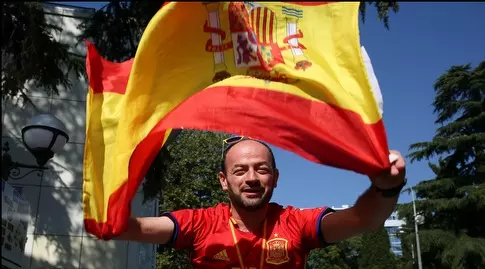 אוהד עם דגל ספרד (רדאד ג'בארה)