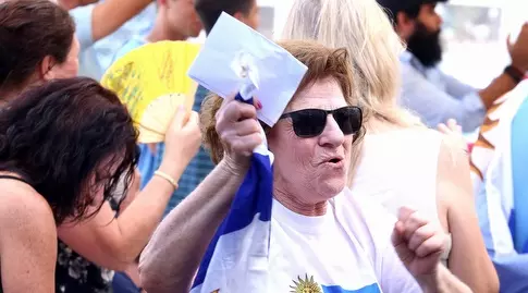 אוהדי אורוגוואי צופים במשחק (שחר גרוס)
