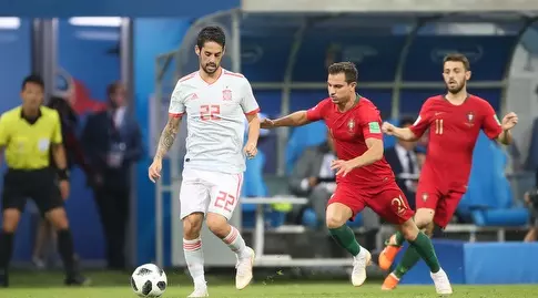 איסקו עם הכדור מול שחקני פורטוגל. ספרד חייבת ניצחון (רדאד ג'בארה)