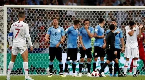 כריסטיאנו רונאלדו מתכונן לבעיטה חופשית מול אורוגוואי (רויטרס)