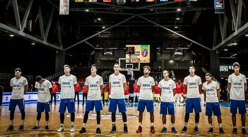 שחקני הנבחרת בזמן ההמנון (FIBA)