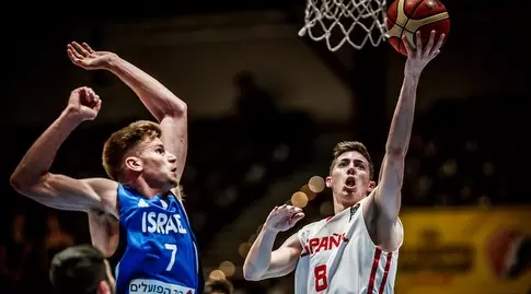 אלייש פונט רודריגס עולה לסל (FIBA)