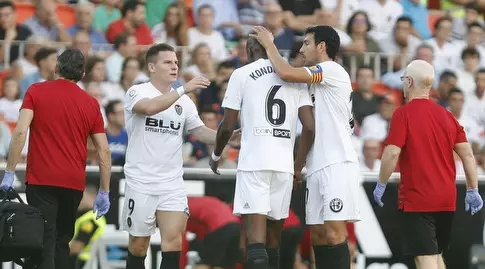 שחקני ולנסיה מעודדים את ג'ופרי קונדוגביה הפצוע (La Liga)