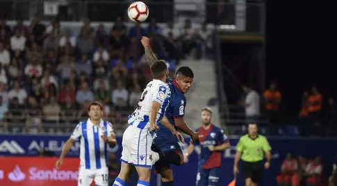 קוצ'ו הרננדס ויוסבה סלדואה נאבקים על הכדור (La Liga)