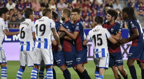 שחקני ווסקה וריאל סוסיאדד נאבקים על הכדור (La Liga)