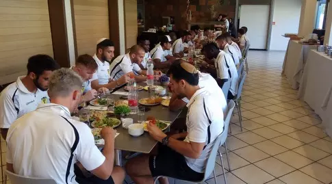 שחקני הקבוצה במהלך ארוחת הצהריים (האתר הרשמי של בית"ר ירושלים)