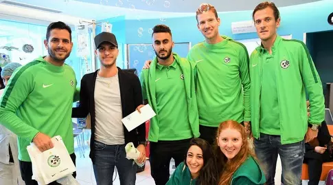 שחקני מכבי חיפה בביקור בבית החולים (האתר הרשמי של מכבי חיפה (מערכת ONE)