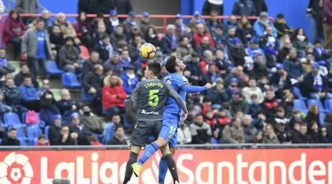 איגור סובלדייה וחורחה מולינה במאבק על כדור גובה (La Liga)