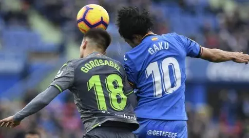 אנדוני גורוסאבל וגאקו שיבאסקי במאבק על כדור גובה (La Liga)
