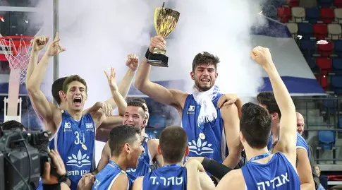 שחקני תל אביב מניפים את הגביע (שחר גרוס)