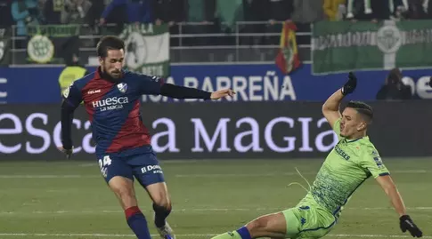 חורחה מיראמון מנסה להגיע לכדור (La Liga)