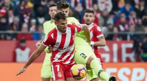 ג'רארד פיקה וכריסטיאן סטואני נאבקים על הכדור (La Liga)