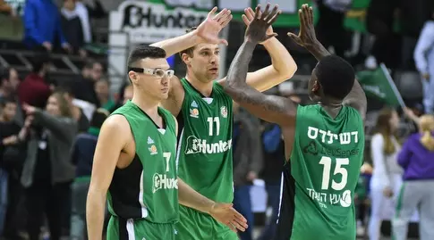 קרון דשילדס, ווילי וורקמן וגל זבק חוגגים (עמרי שטיין)