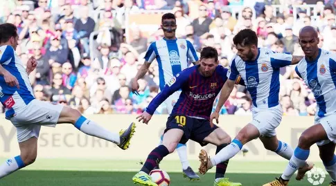 ליאו מסי מוקף בשחקני אספניול (La Liga)