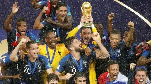 שחקני נבחרת צרפת מניפים את גביע העולם. ישחזרו? (רויטרס)
