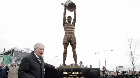 בילי מקניל ופסל שמתעד את זכייתו בגביע (רויטרס)