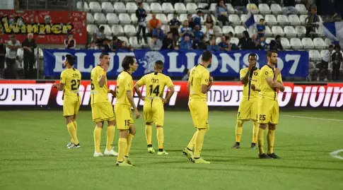 שחקני בית"ר ירושלים רגע לפני פתיחת המשחק (ניסן עייש)