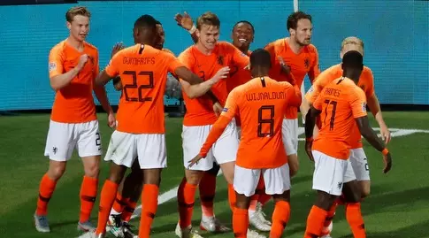 שחקני נבחרת הולנד חוגגים (רויטרס)