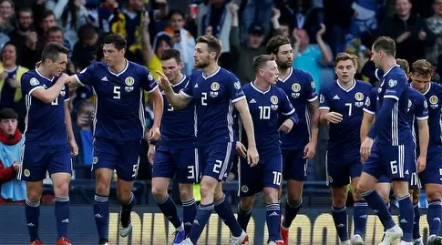 שחקני נבחרת סקוטלנד. עומדים בין ישראל לגמר (רויטרס)