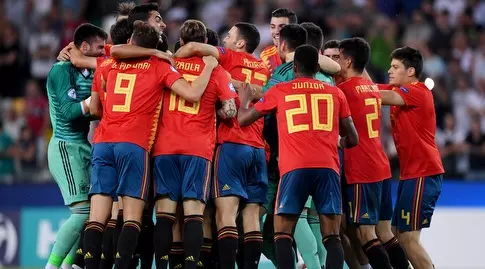 שחקני ספרד חוגגים את הזכייה (רויטרס)