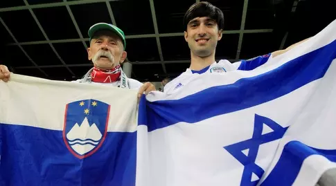 אוהד נבחרת ישראל ואוהד נבחרת סלובניה לפני המשחק (רויטרס)