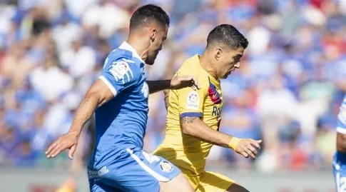 לואיס סוארס נלחם על הכדור (La Liga)