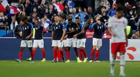 שחקני נבחרת צרפת חוגגים עם אוליבייה ז'ירו (רויטרס)