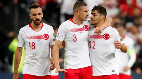 שחקני נבחרת טורקיה חוגגים (רויטרס)