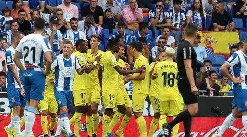 שחקני ויאריאל חוגגים עם קרל טוקו אקמבי (La Liga)