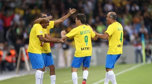 שחקני ברזיל חוגגים עם בבטו (רדאד ג'בארה)