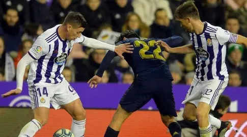 איסקו מנסה לשמור על הכדור (La Liga)