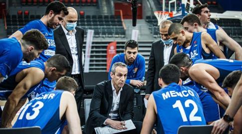 עודד קטש עם שחקני נבחרת ישראל (FIBA.COM)