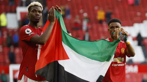 אמאד דיאלו ופול פוגבה עם דגל פלסטין (רויטרס)