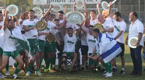 שחקני הנוער של מכבי חיפה מניפים את צלחת האליפות (עמרי שטיין)