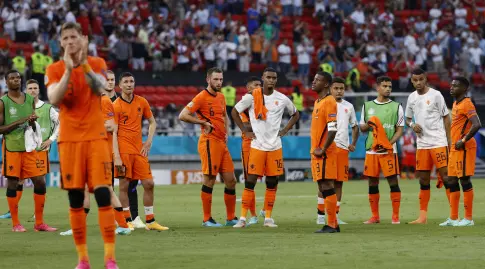 שחקני הולנד מאוכזבים אחרי ההדחה לצ'כיה (רויטרס)