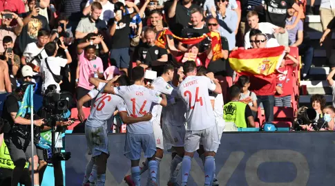 שחקני נבחרת ספרד חוגגים את המהפך (רויטרס)