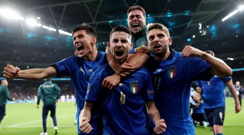 שחקני איטליה מאושרים (רויטרס)