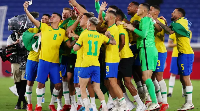 אנתוני ושחקני נבחרת ברזיל חוגגים (רויטרס)