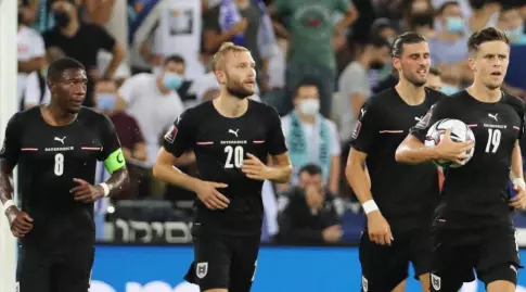 כריסטוף באומגארטנר חוזר עם הכדור לקו האמצע בסמי עופר. מחפש "לסגור חשבון" (רויטרס)